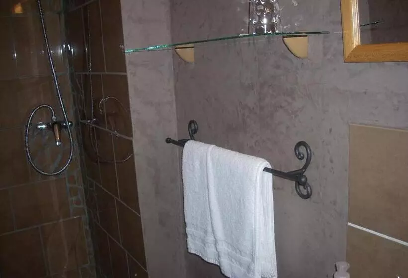 Standard Yhden Hengen Huone, Du Château