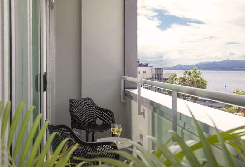 Студио Executive, Quest Suva