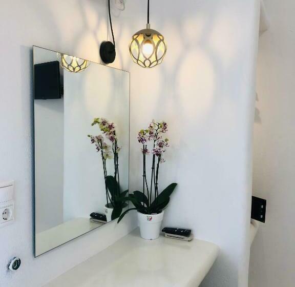 חדר דלוקס, Taki S Guests