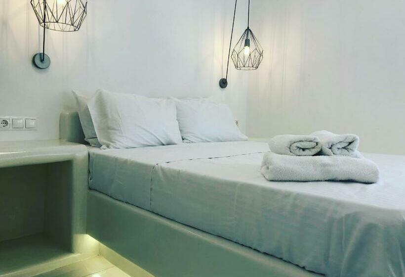 חדר דלוקס, Taki S Guests