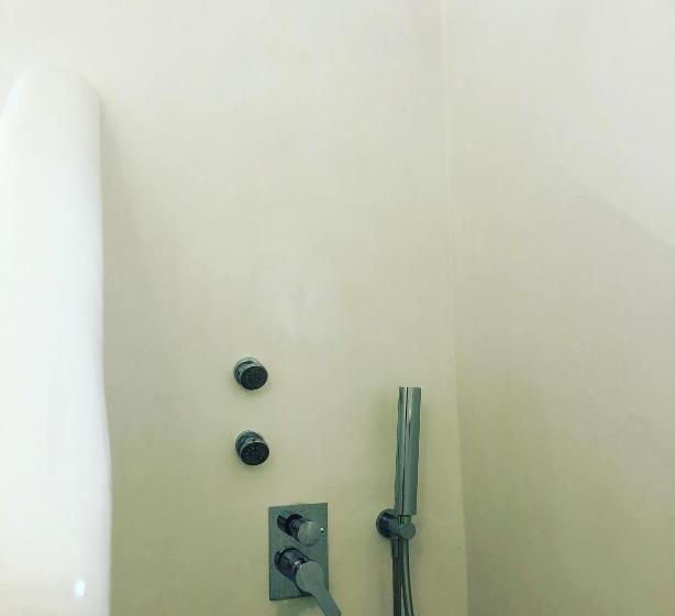 חדר דלוקס, Taki S Guests