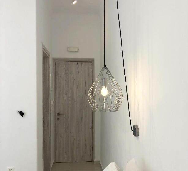 חדר דלוקס, Taki S Guests