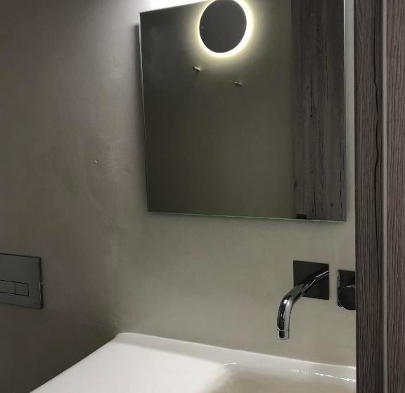 חדר דלוקס, Taki S Guests