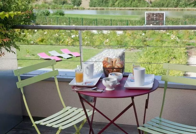 Sviitti Puutarhanäkymä, Logis Hôtel Terre De Loire