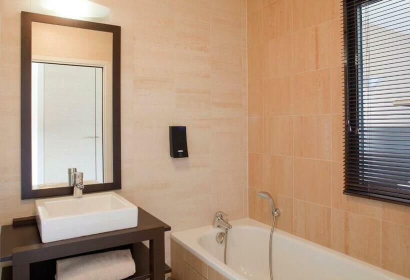 Люкс Вид на Сад, Logis Hôtel Terre De Loire