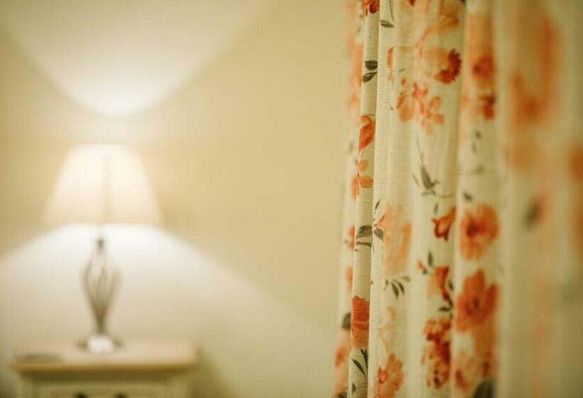 标准间, The Old Fourpenny