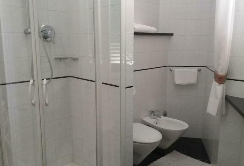 标准三人间, Albergo Italia