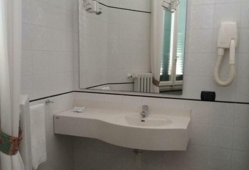 غرفة قياسية ثلاثية, Albergo Italia