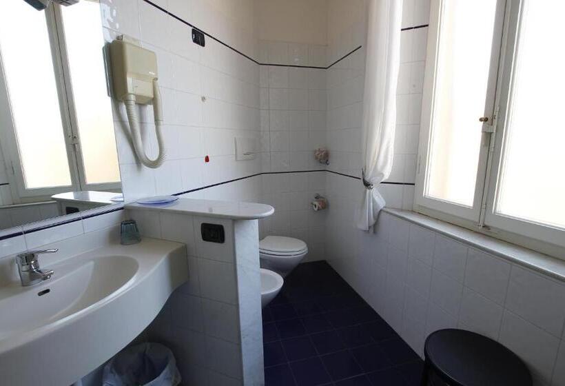 جناح جونيور, Albergo Italia