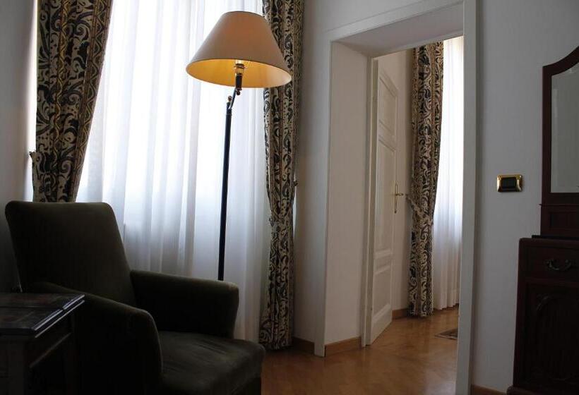 جناح جونيور, Albergo Italia