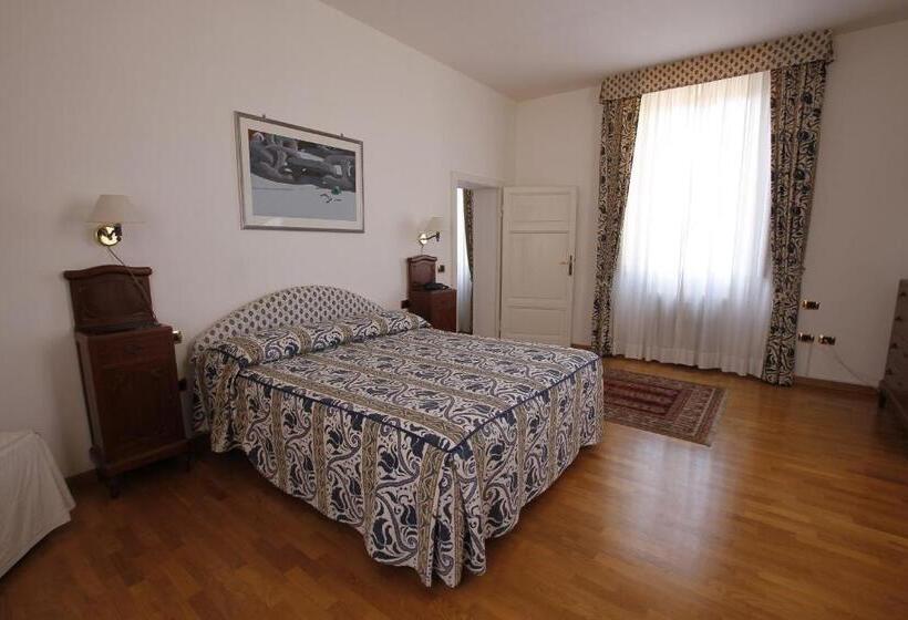 جناح جونيور, Albergo Italia