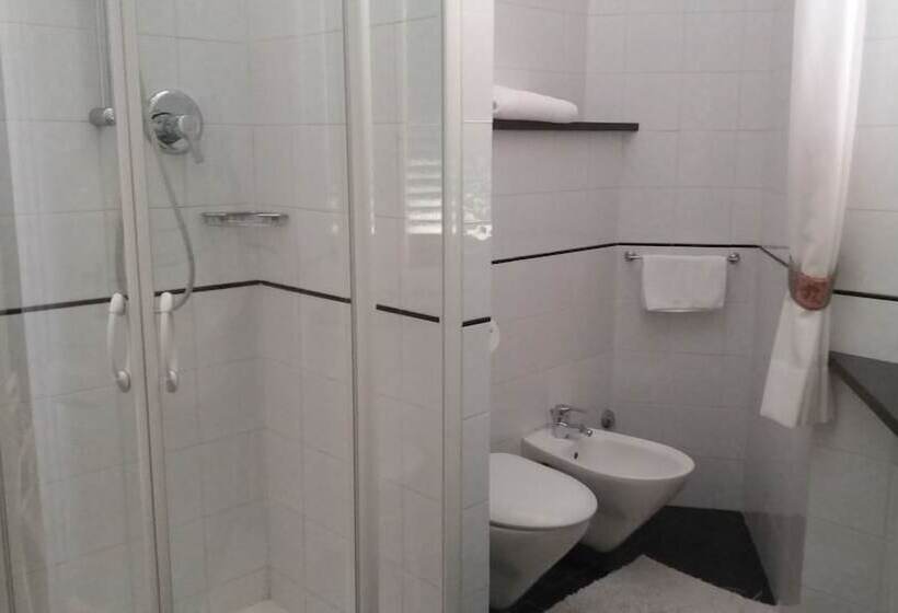 غرفة قياسية ثلاثية, Albergo Italia