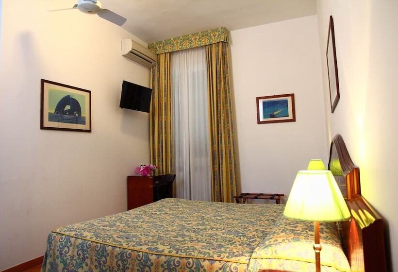 غرفة قياسية ثلاثية, Albergo Italia