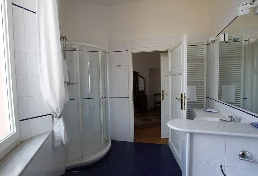 جناح جونيور, Albergo Italia