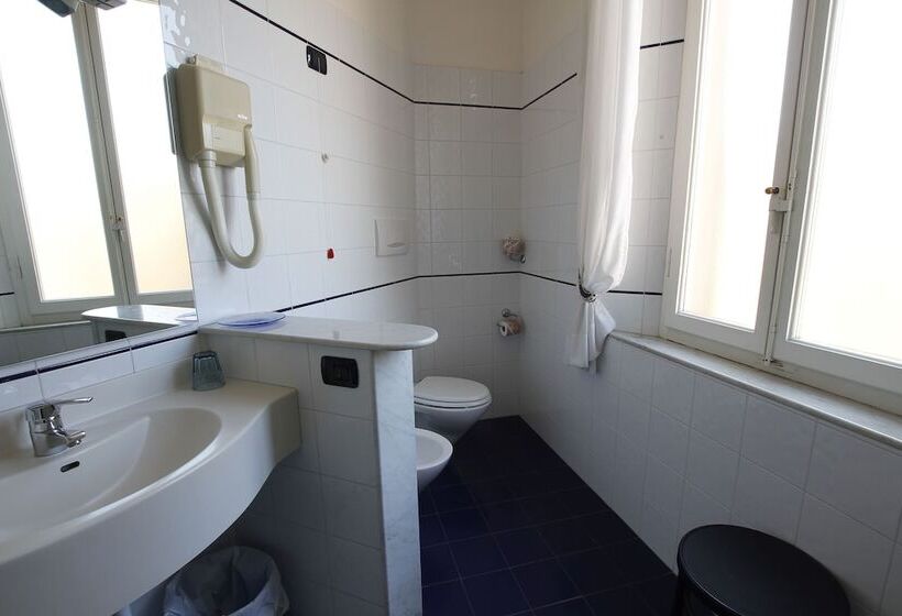 جناح جونيور, Albergo Italia