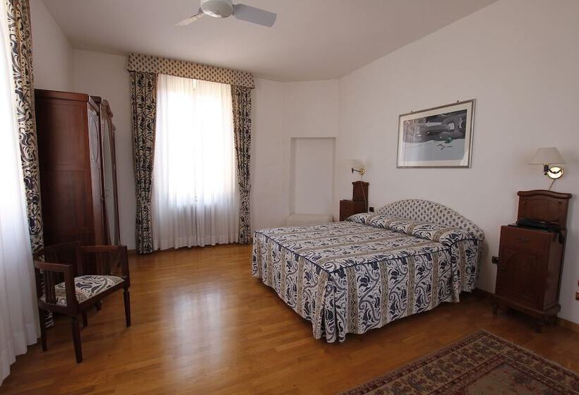 جناح جونيور, Albergo Italia