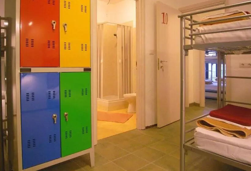 تختخواب در اتاق مشترک, Hostel Colours