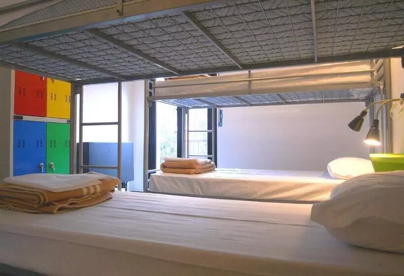 تختخواب در اتاق مشترک, Hostel Colours