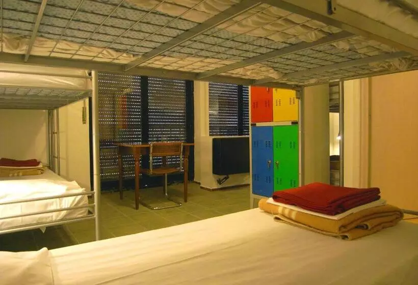 تختخواب در اتاق مشترک, Hostel Colours