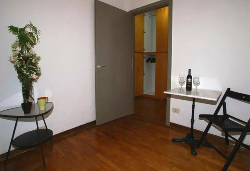 اتاق استاندارد سه نفره, Hostel Colours