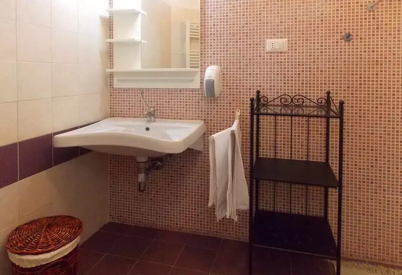 اتاق استاندارد سه نفره, Hostel Colours