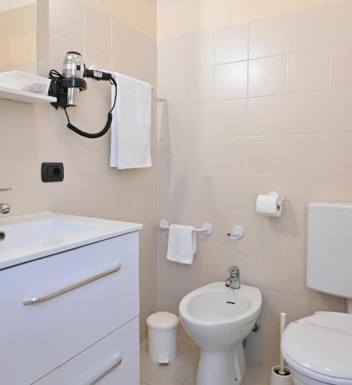 标准三人间, Marco's