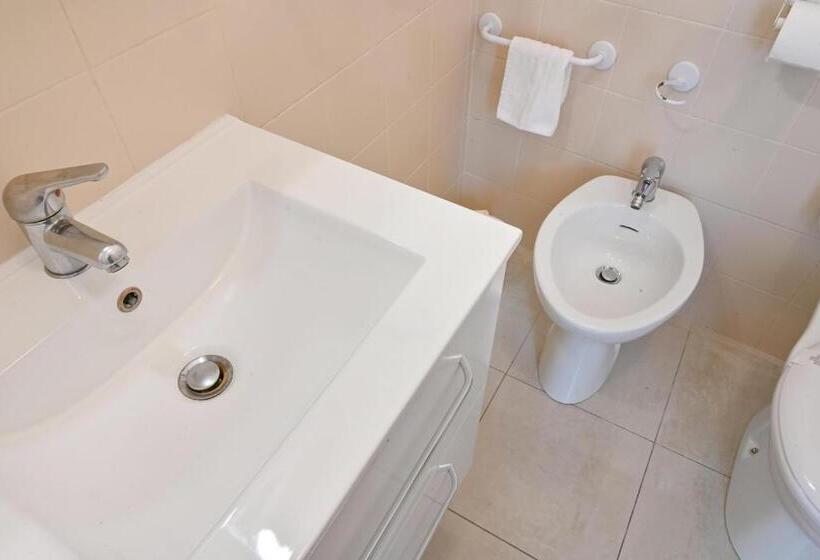 标准三人间, Marco's