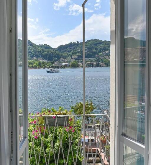 带阳台标准四人间, Marco's