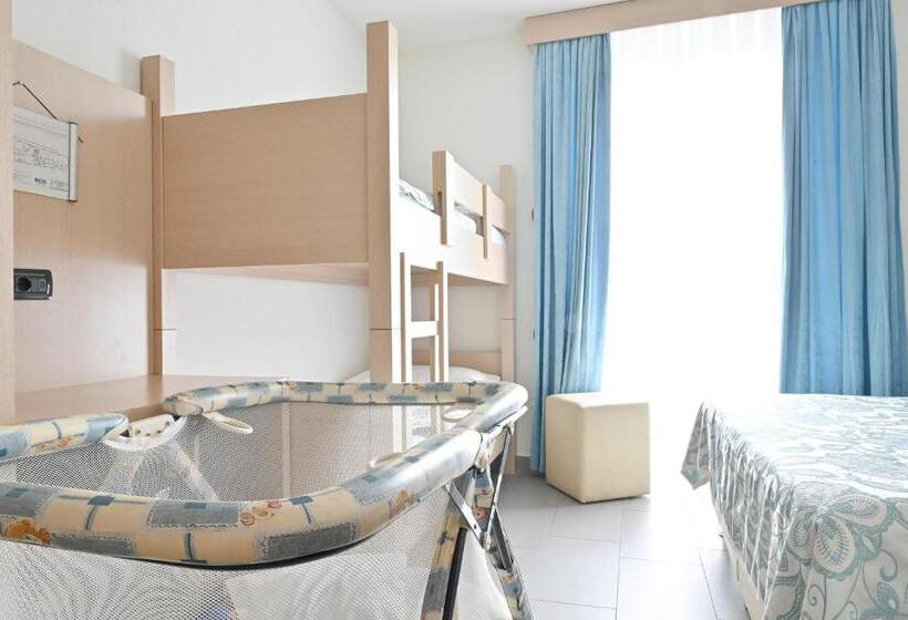 带阳台标准四人间, Marco's