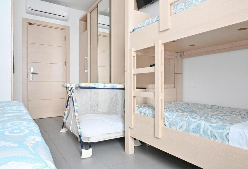 带阳台标准四人间, Marco's