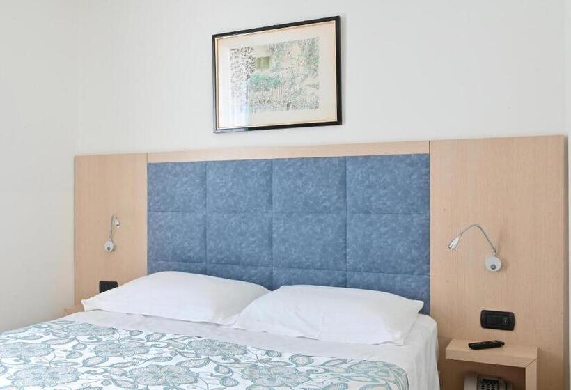 带阳台标准四人间, Marco's