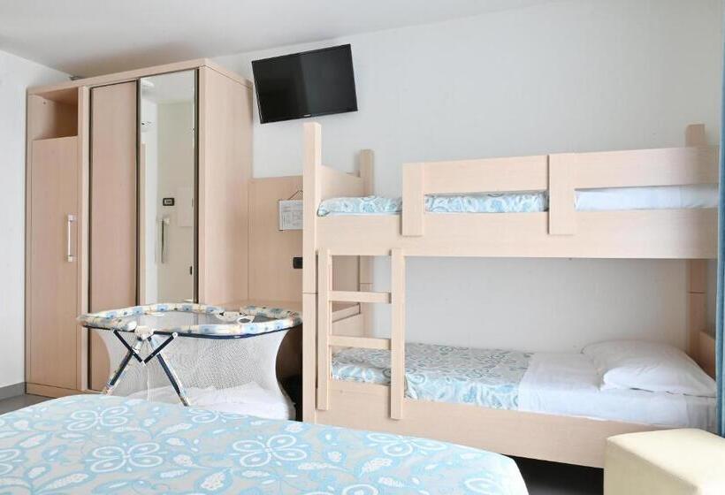 带阳台标准四人间, Marco's