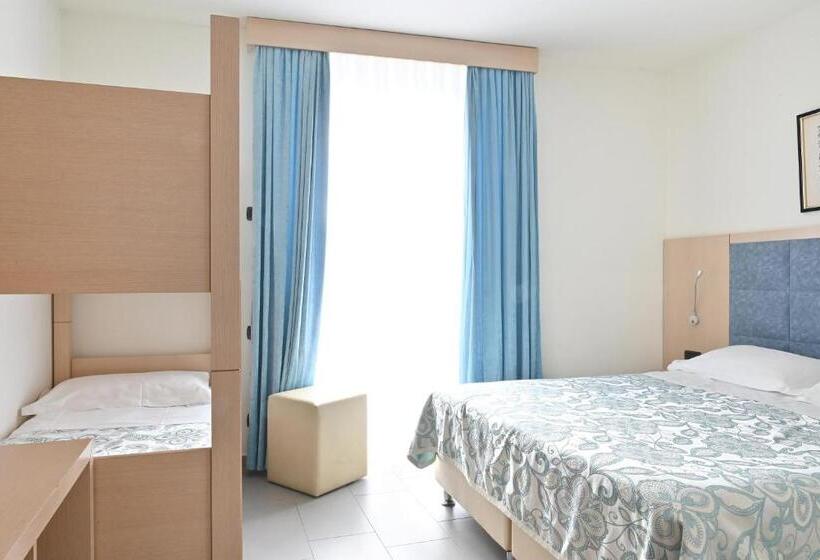 带阳台标准四人间, Marco's