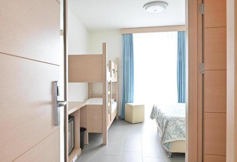 带阳台标准四人间, Marco's