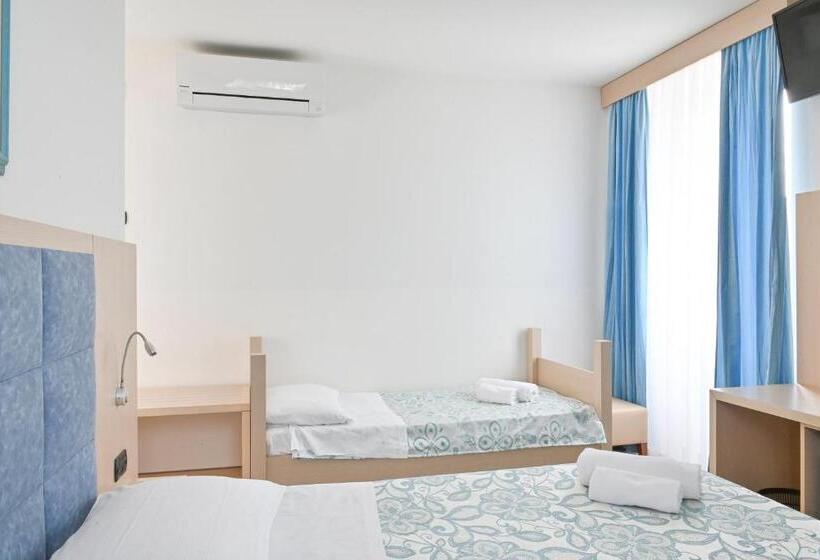 标准三人间, Marco's