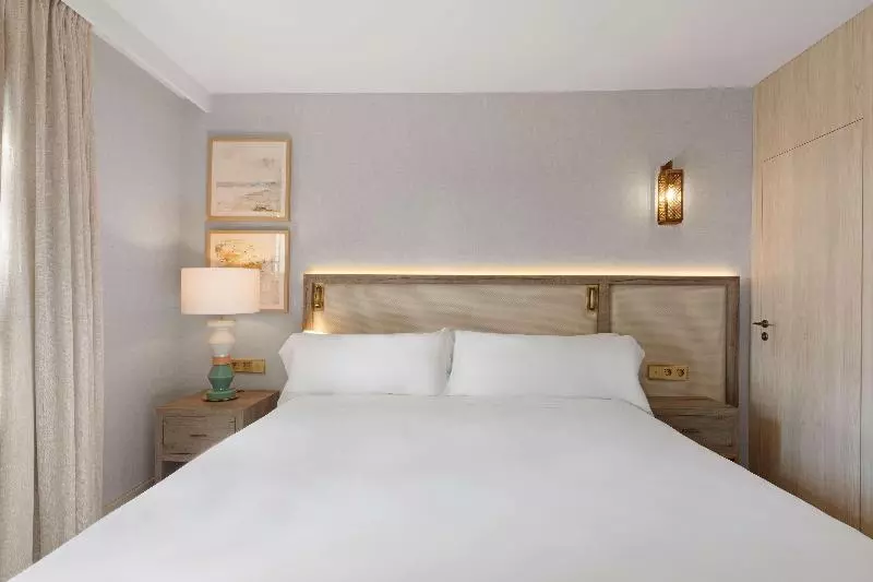 Standard Yhden Hengen Huone, Saturno