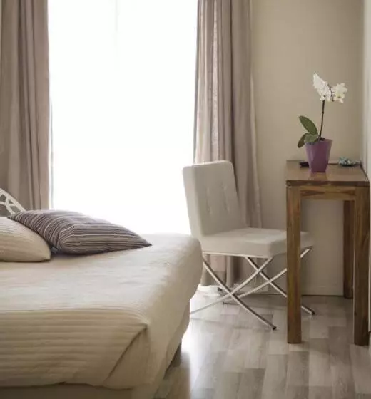 Superior room with lake view, Sole