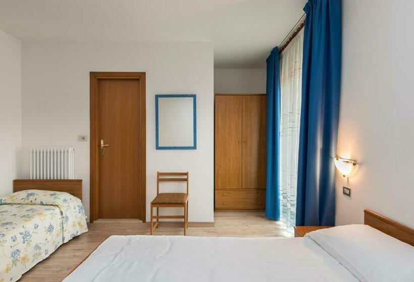 חדר סטנדרט לשלושה עם מרפסת, Villa Al Vento