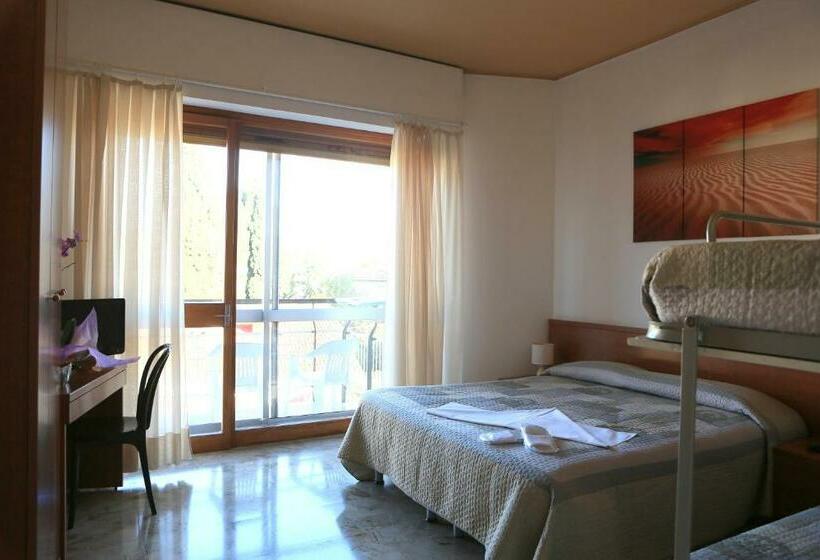 带阳台的三人标准间, Virginia