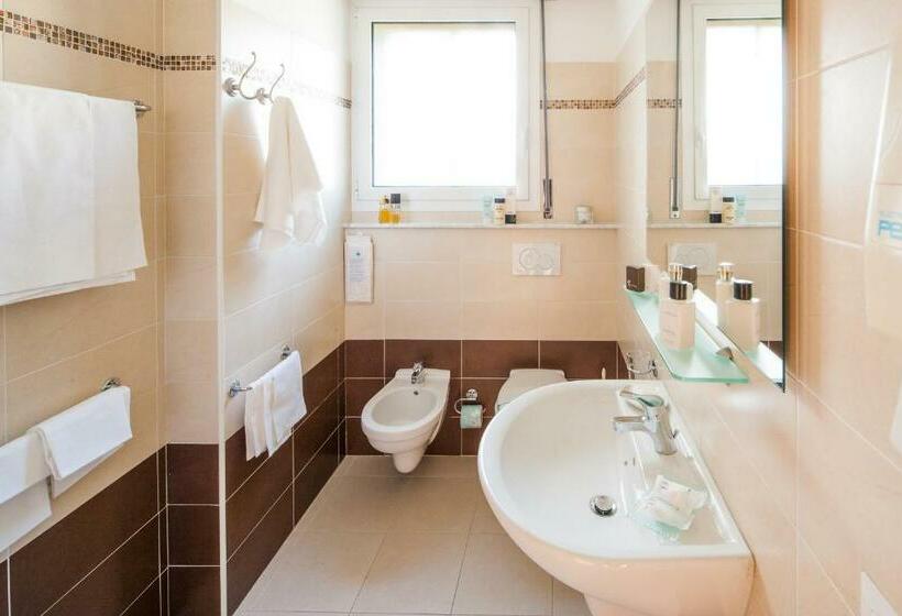 带阳台的三人标准间, Virginia