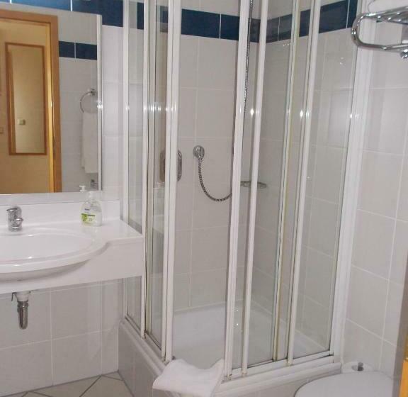 标准三人间, Zum Sportforum