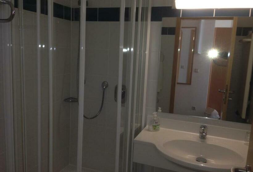 标准三人间, Zum Sportforum