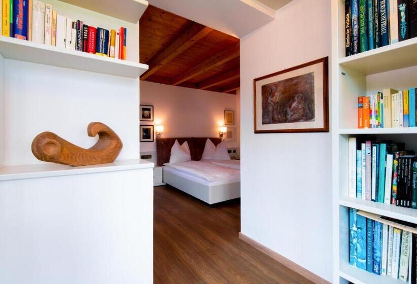 스위트, Charme Hotel Uridl