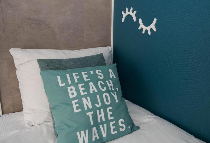 غرفة قياسية ثلاثية, The Bloom