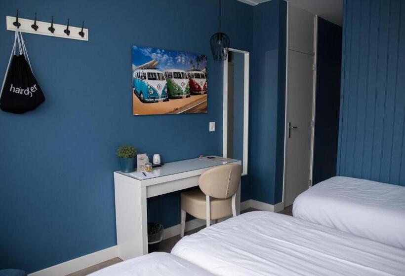 غرفة قياسية ثلاثية, The Bloom