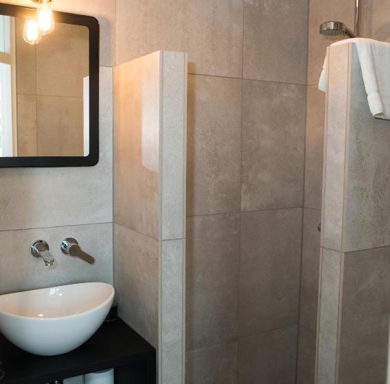 غرفة قياسية مزوَّدة بشُرفة, The Bloom