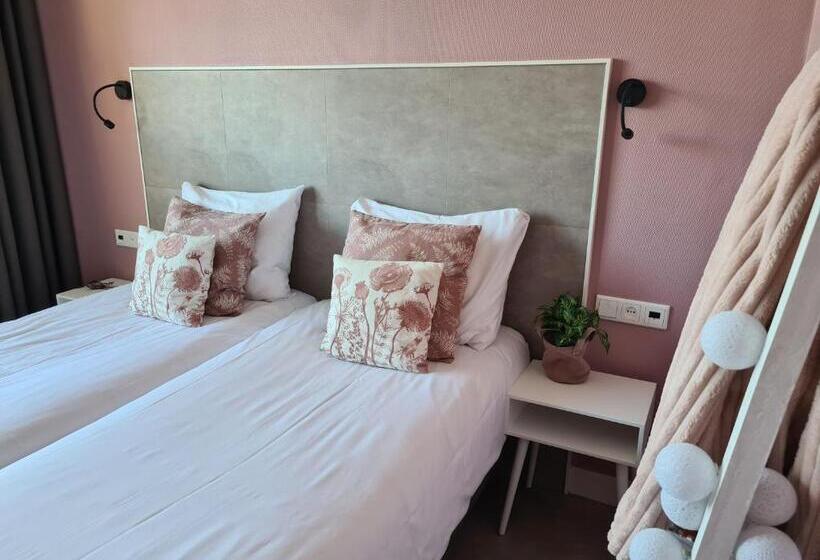 غرفة قياسية مزوَّدة بشُرفة, The Bloom