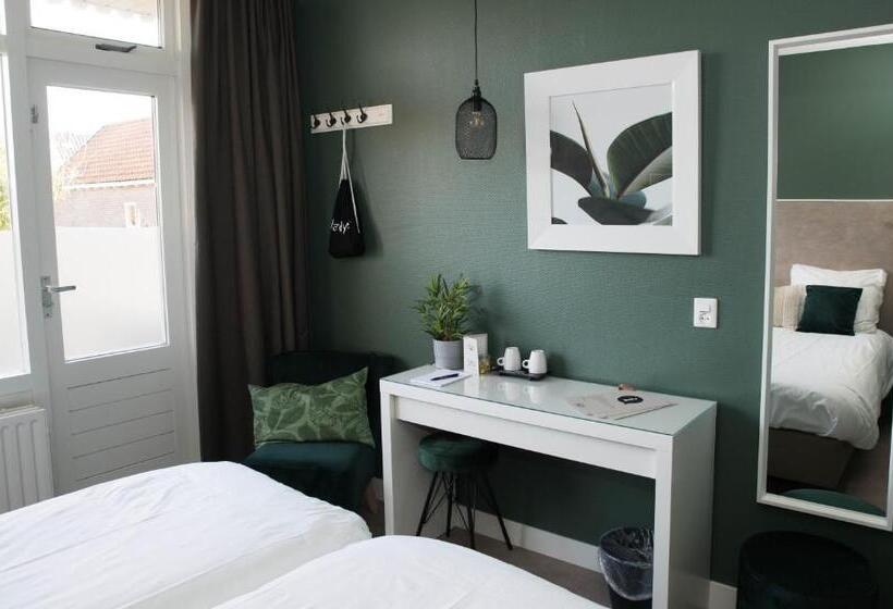 غرفة قياسية مزوَّدة بشُرفة, The Bloom