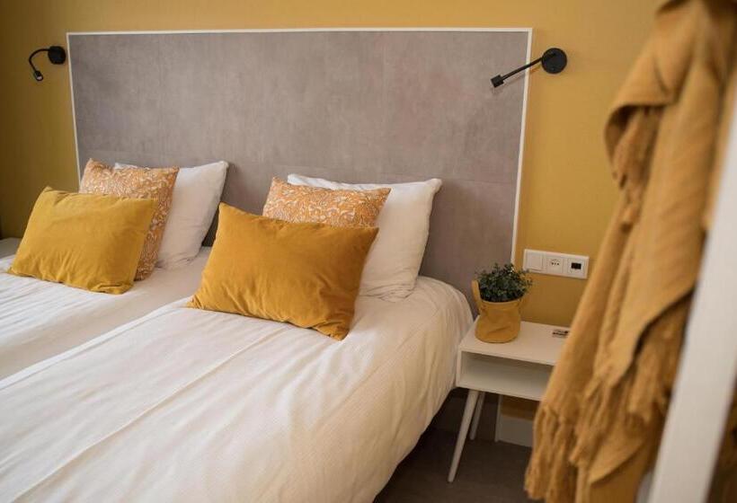 غرفة قياسية مزوَّدة بشُرفة, The Bloom