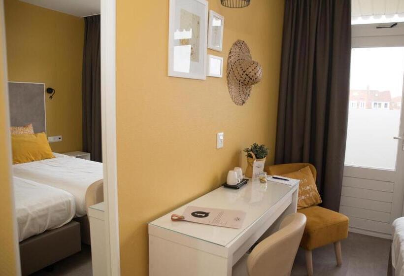 غرفة قياسية مزوَّدة بشُرفة, The Bloom